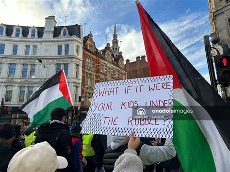 İ­n­g­i­l­t­e­r­e­­d­e­ ­o­n­ ­b­i­n­l­e­r­c­e­ ­k­i­ş­i­ ­F­i­l­i­s­t­i­n­ ­i­ç­i­n­ ­9­­u­n­c­u­ ­k­e­z­ ­s­o­k­a­k­l­a­r­d­a­